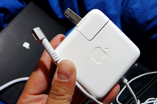 檢查充電電纜以修復 MacBook Air 無法開機